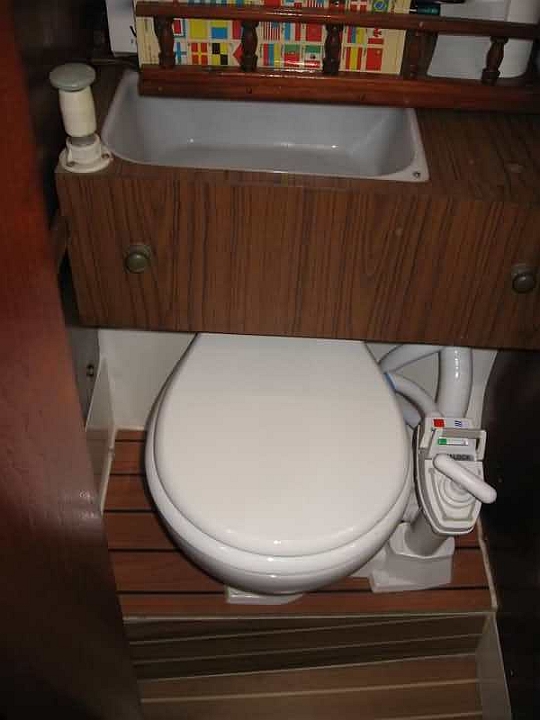 peinture pont 2008b 006.jpg - lavabo toilette et sa pompe manuelle se glissent  au dessus du wc: ce lavabo n'est pas raccordé à une vanne à ce jour  seul l'évier de la cuisine l'est. Un reservoir d'eau 60 litres environ ( peut-être plus... )est stratifié sous les couchettes avant et a un nable de remplissage accessible par le pont pour remplissage aisé à partir du quai.